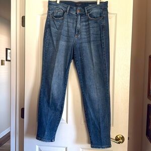 Women Judy Blue Jeans 
16W boyfriend 
Slight bleach splash